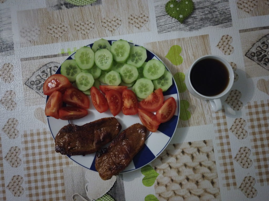 Schweinesteaks mit Tomaten und Gurken