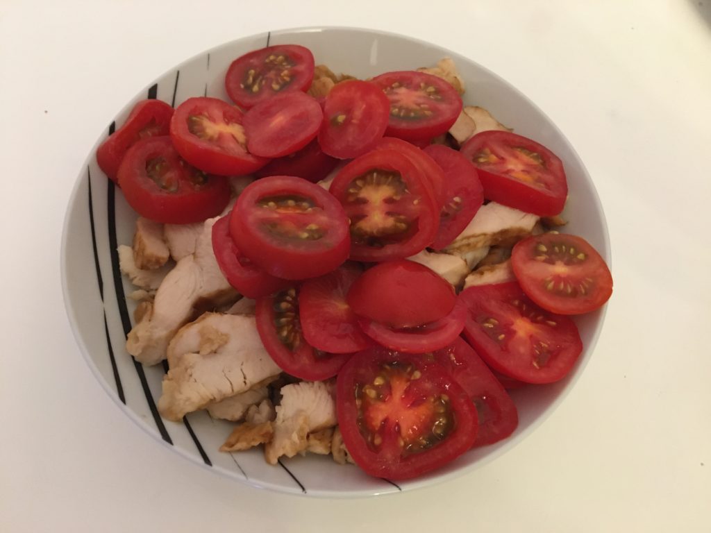 Hähnchenfleisch mit in Scheibe geschnittenen Tomaten