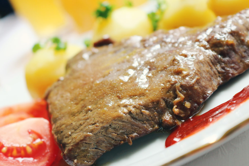 Steak mit Tomaten und Kartoffeln